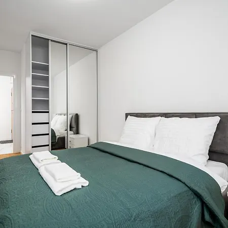 Your 1 Sierpnia Street Hotel Varsovie