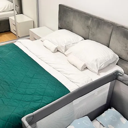 Your 1 Sierpnia Street מלון ורשה